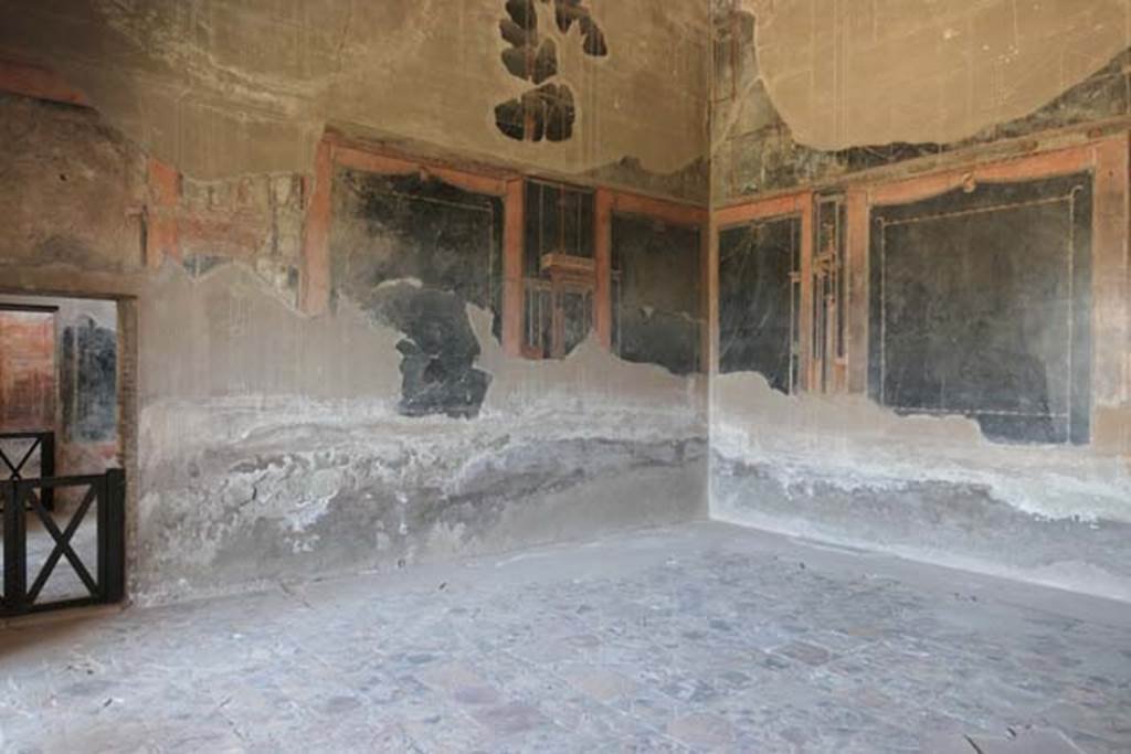 IV.21, Herculaneum, June 2017. Looking towards north-west corner of triclinium 5.
Photo courtesy of Michael Binns.
