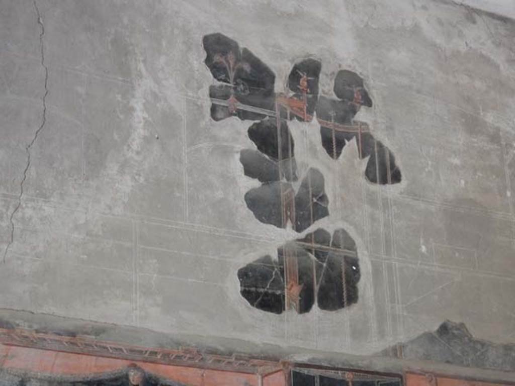 IV.21, Herculaneum. May 2018. Triclinium 5, detail from upper west wall. Photo courtesy of Buzz Ferebee. 