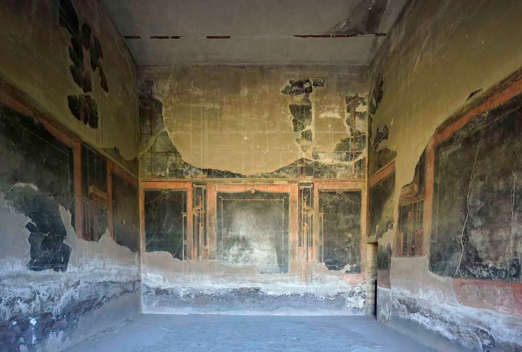 IV.21 Herculaneum, August 2021. Triclinium 5, looking north. Photo courtesy of Robert Hanson.