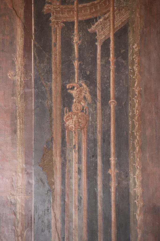 IV.21, Herculaneum. September 2019. 
Room 5, detail of painted decoration from east end of north wall. Photo courtesy of Klaus Heese.  
