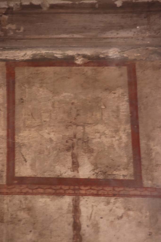 IV.21, Herculaneum. October 2020. Room 6, detail from east end of upper south wall. Photo courtesy of Klaus Heese.