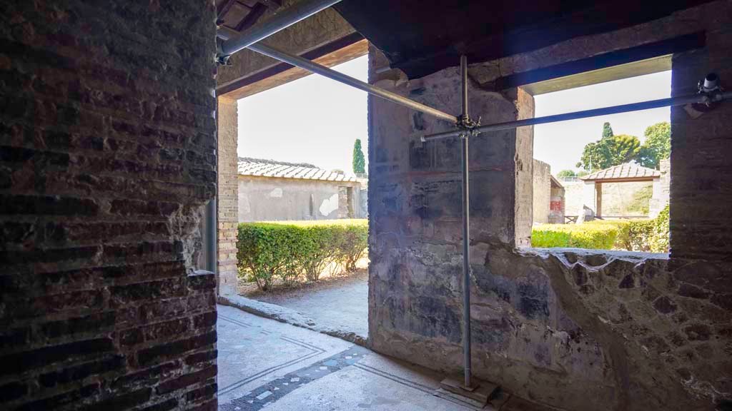 IV.21, Herculaneum. August 2021. 
Cryptoporticus 28, looking from doorway from Room 6, looking across to large doorway to Garden 32. Photo courtesy of Robert Hanson.
