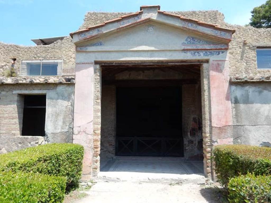 IV.21, Herculaneum. May 2018.  
Garden 32, looking north through Great Portal into Cryptoporticus 28, and across to Triclinium 5. 
Photo courtesy of Buzz Ferebee. 
