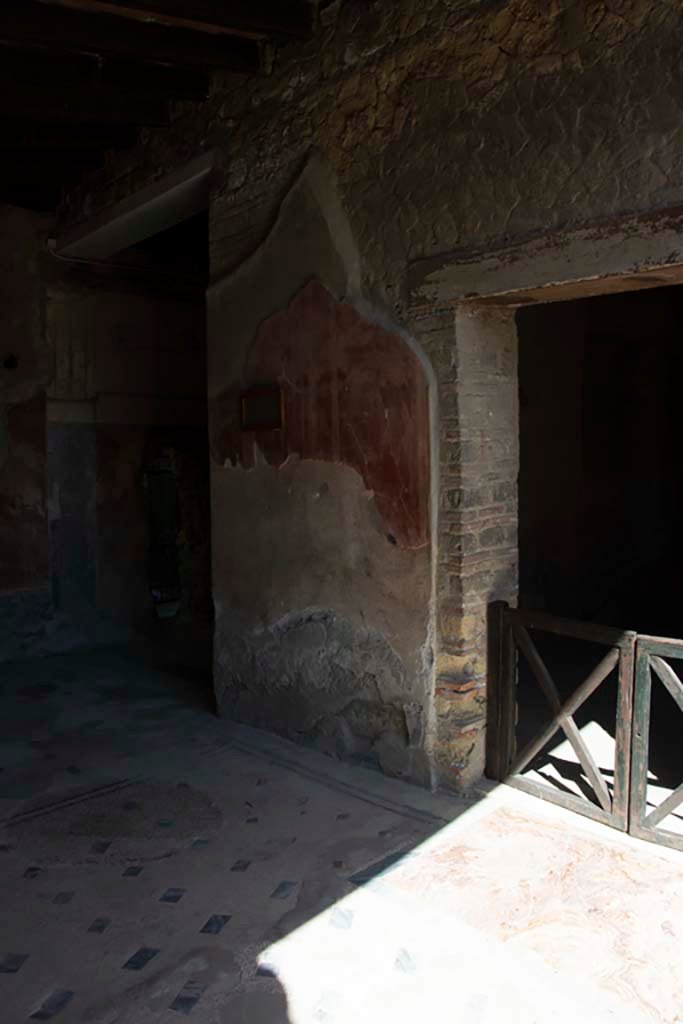 IV.21 Herculaneum. March 2019. 
North wall of the southern cryptoporticus 30, with doorway to Oecus 16.
Foto Annette Haug, ERC Grant 681269 DÉCOR
