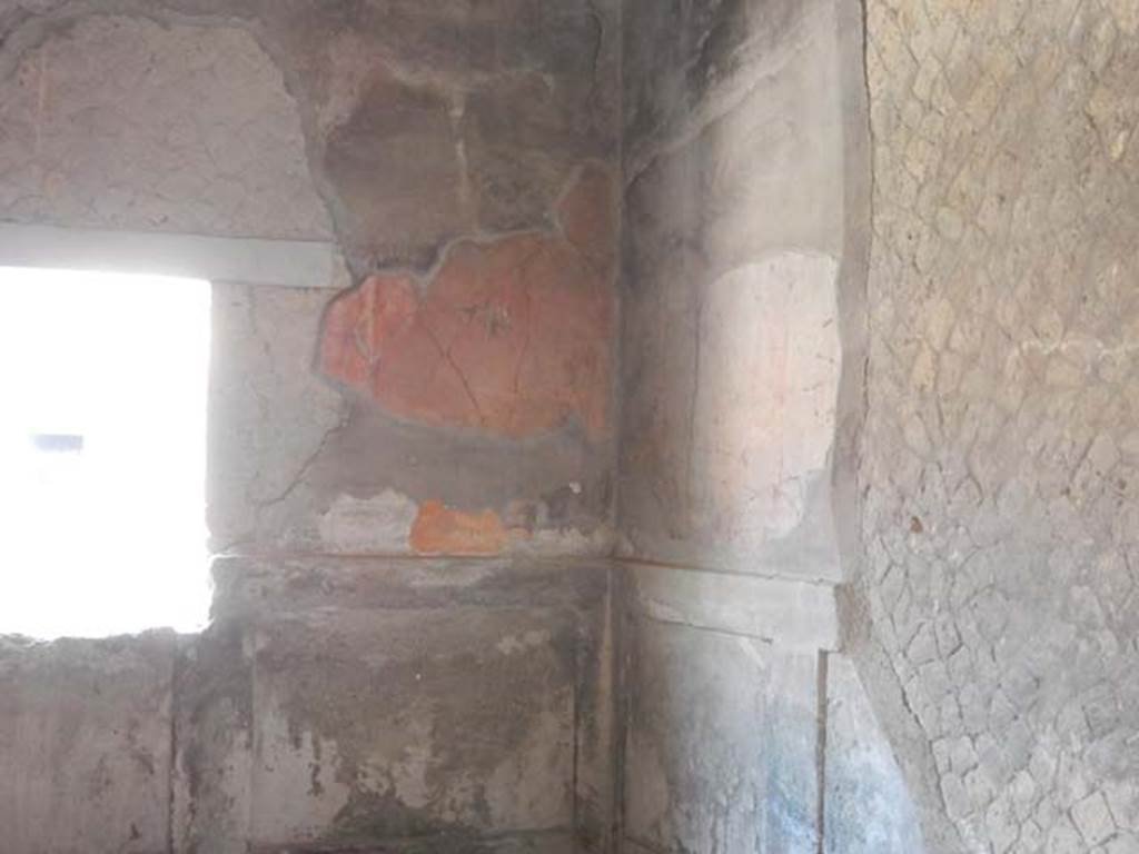 IV.21, Herculaneum. May 2018. Oecus 17, detail of north-east corner, with window into Area 34.
Photo courtesy of Buzz Ferebee. 
