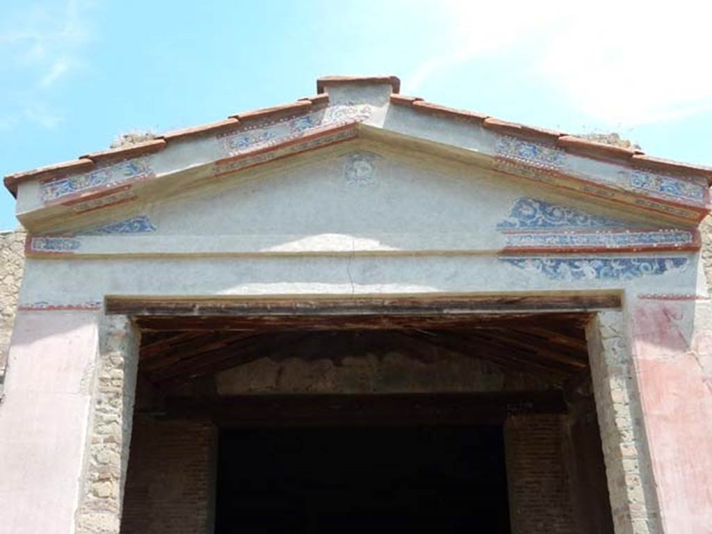 IV.21, Herculaneum. May 2018. Garden area 32, detail of the Great Portal. Photo courtesy of Buzz Ferebee. 