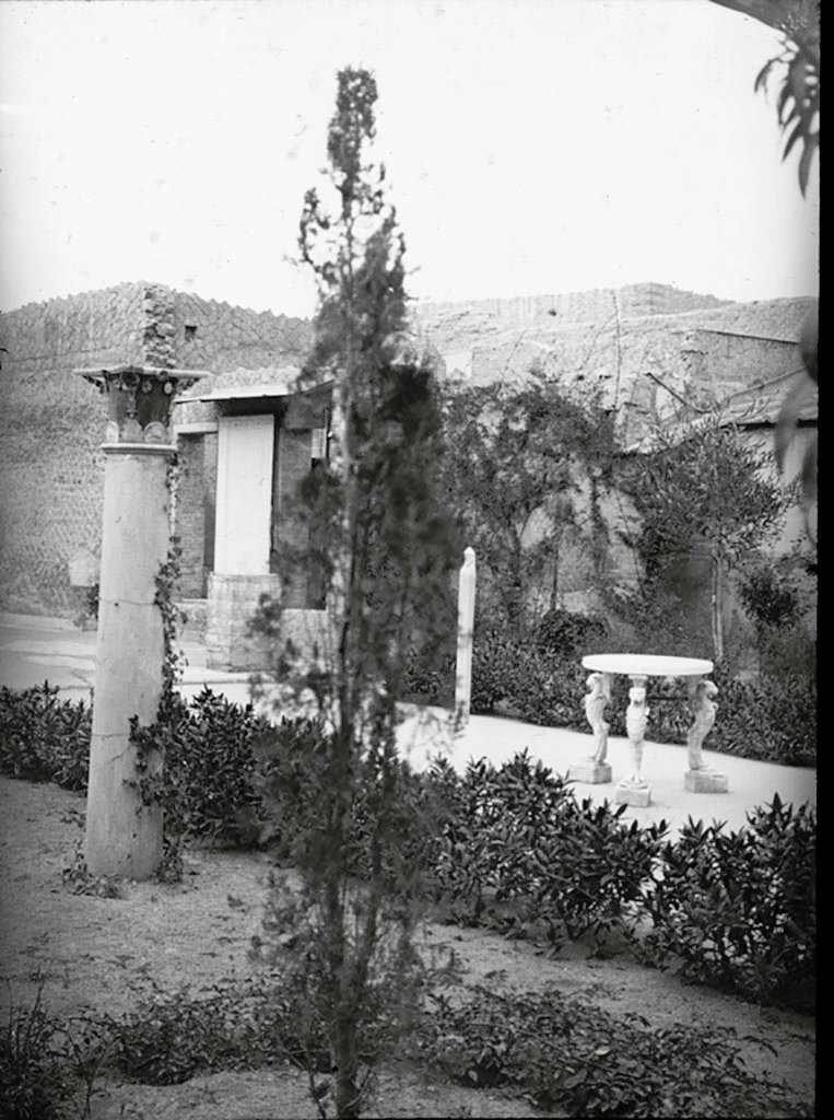 IV.21, Herculaneum. 1932. P.C. H 38. Photo by P. C. Looking south-west across the garden area. 
Photo by P. C. Used with the permission of the Institute of Archaeology, University of Oxford. File name instarchbx92im004 Resource ID 41153.
See photo on University of Oxford HEIR database

