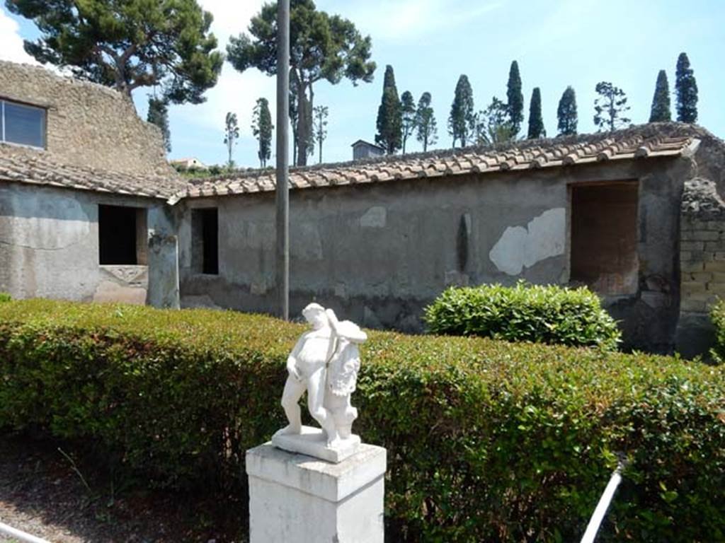 IV.21, Herculaneum. May 2018. Garden 32, looking east towards wall and windows of Cryptoporticus 29.
Photo courtesy of Buzz Ferebee. 

