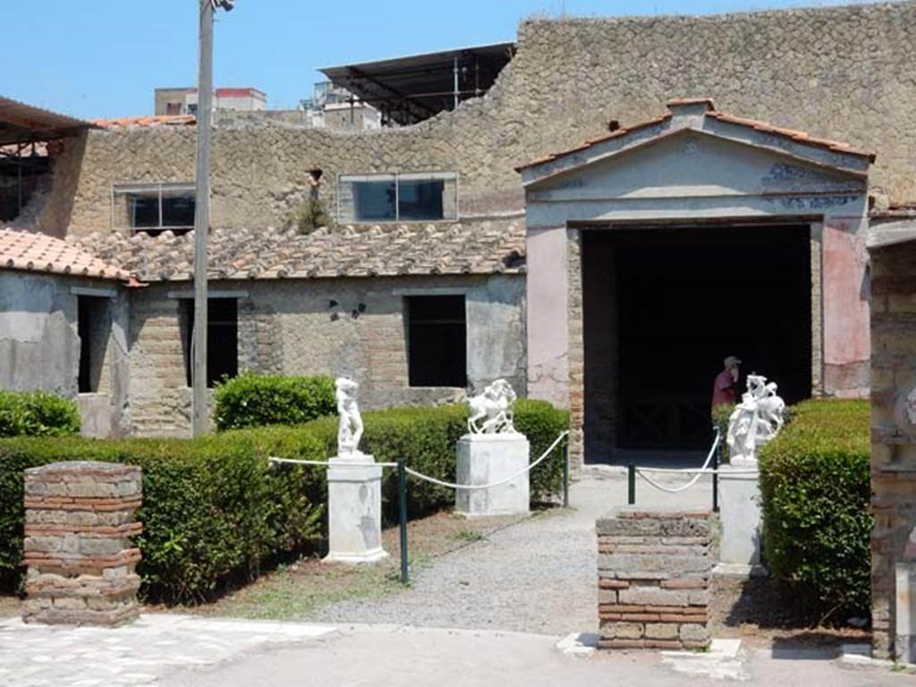 IV.21, Herculaneum. May 2018. Garden 32, looking towards north wall on west side of Great Portal. 
Photo courtesy of Buzz Ferebee. 
