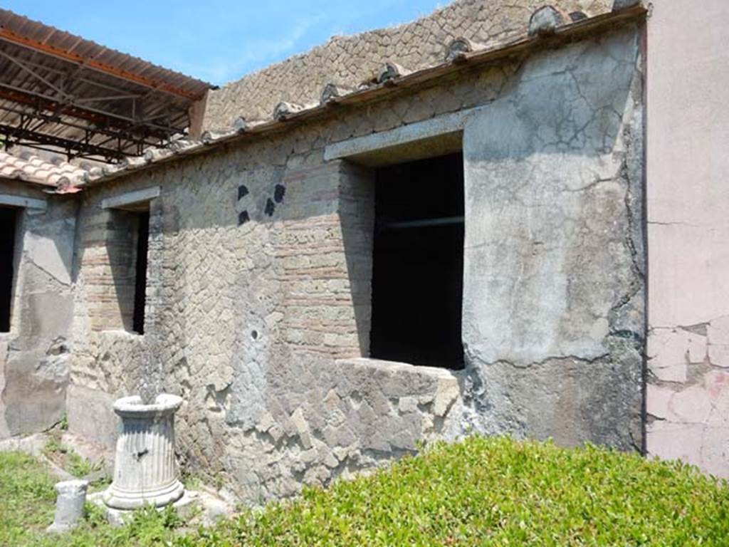 IV.21, Herculaneum. May 2018. Garden 32, north wall in north-west corner, with marble fluted puteal/cistern-mouth.
Photo courtesy of Buzz Ferebee. 
