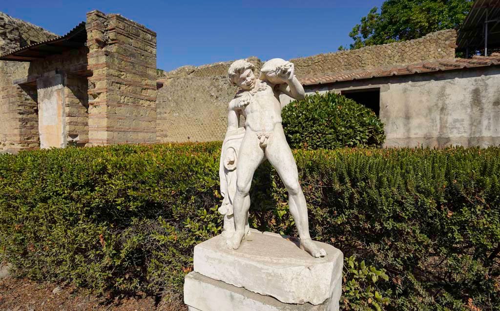 IV.21, Herculaneum, August 2021. Statue of Satyr with wineskin. Photo courtesy of Robert Hanson.