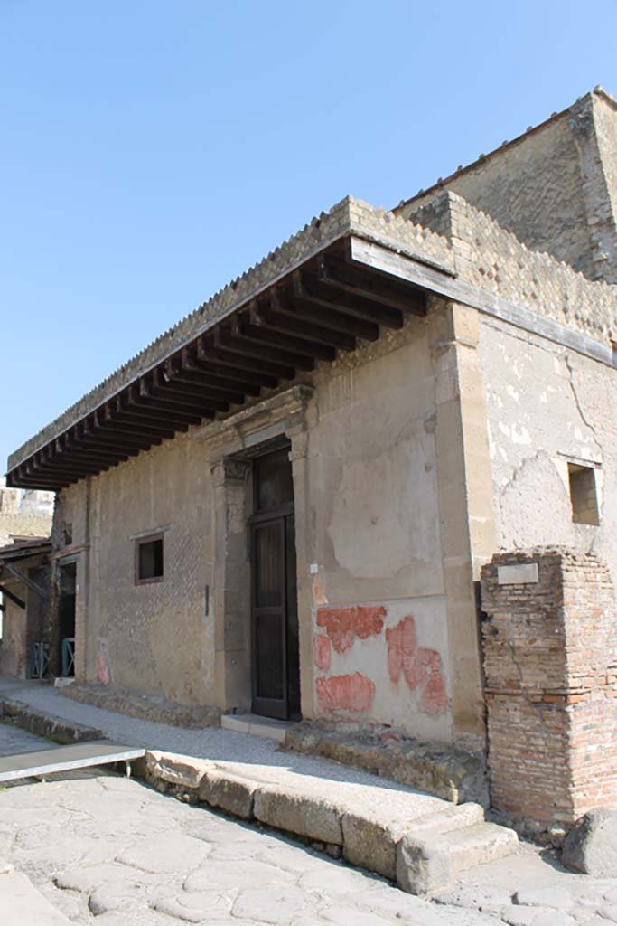 V.1 Herculaneum. March 2014. Looking north-east towards entrance doorway on Cardo IV.
Foto Annette Haug, ERC Grant 681269 DÉCOR.
