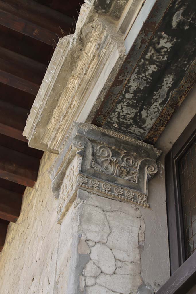 V.1 Herculaneum. March 2014. Detail of capital on upper north side of entrance doorway
Foto Annette Haug, ERC Grant 681269 DÉCOR.