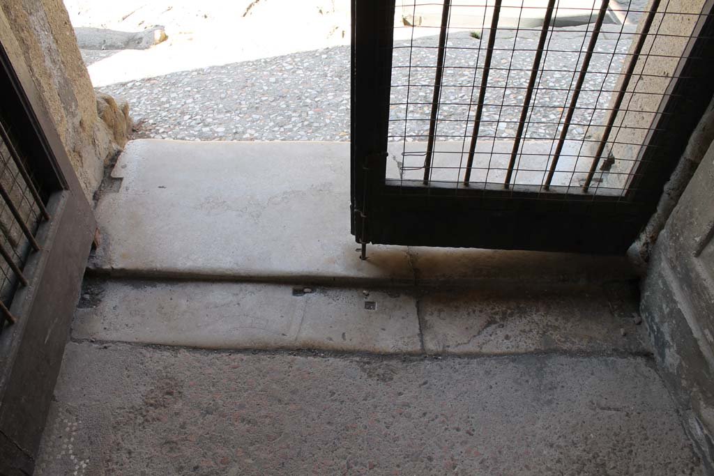 V.1 Herculaneum. March 2014. Looking west towards doorway threshold, and out onto Cardo IV.
Foto Annette Haug, ERC Grant 681269 DÉCOR.
