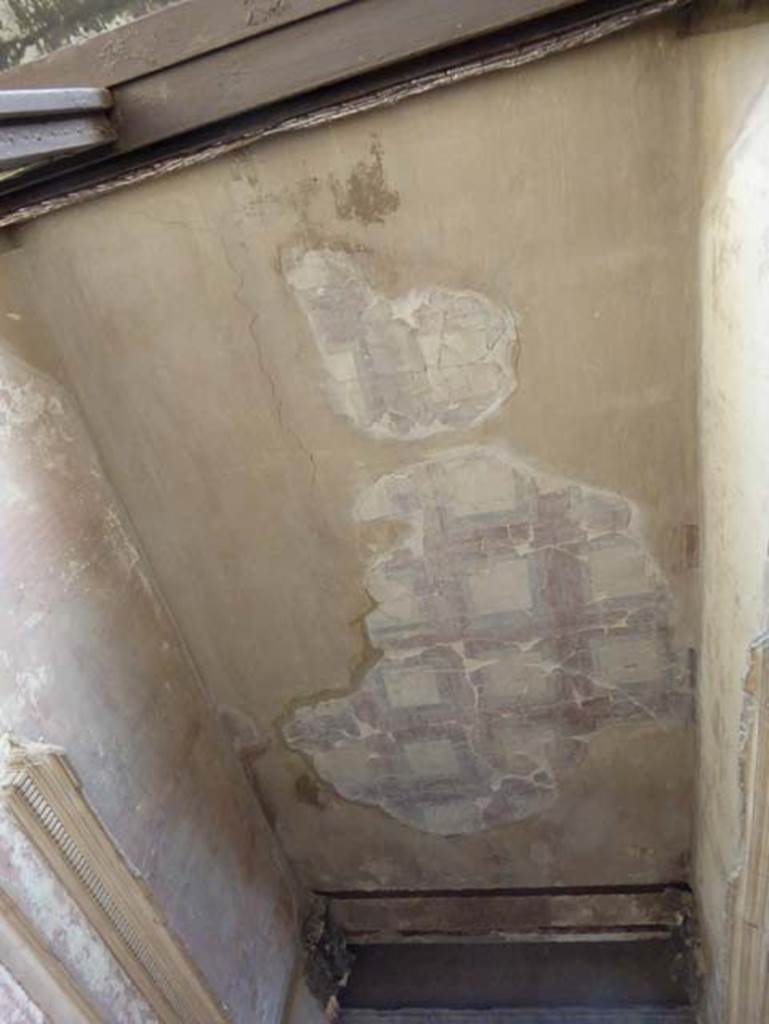 V.1, Herculaneum, October 2014. Ceiling of entrance corridor, looking east from entrance doorway. Photo courtesy of Michael Binns.
