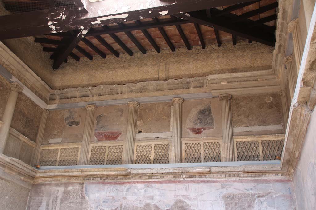 V.1, Herculaneum, April 2014. Upper west wall of atrium. Photo courtesy of Klaus Heese.