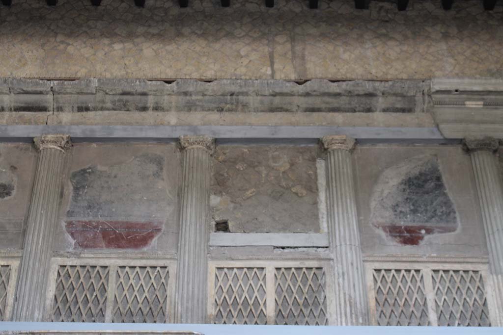 V.1 Herculaneum. March 2014. Looking towards detail from centre of upper west wall of atrium.  
Foto Annette Haug, ERC Grant 681269 DÉCOR.
