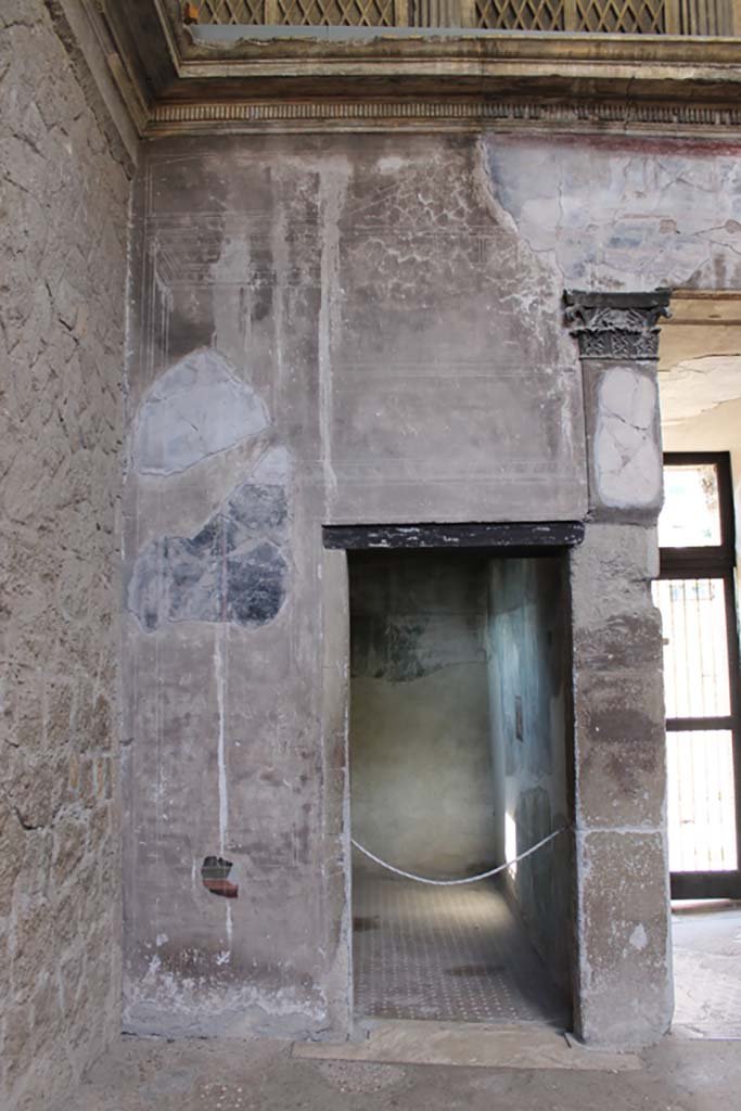 V.1 Herculaneum. March 2014. Doorway to room 3, on south side of entrance corridor. 
Foto Annette Haug, ERC Grant 681269 DÉCOR.
