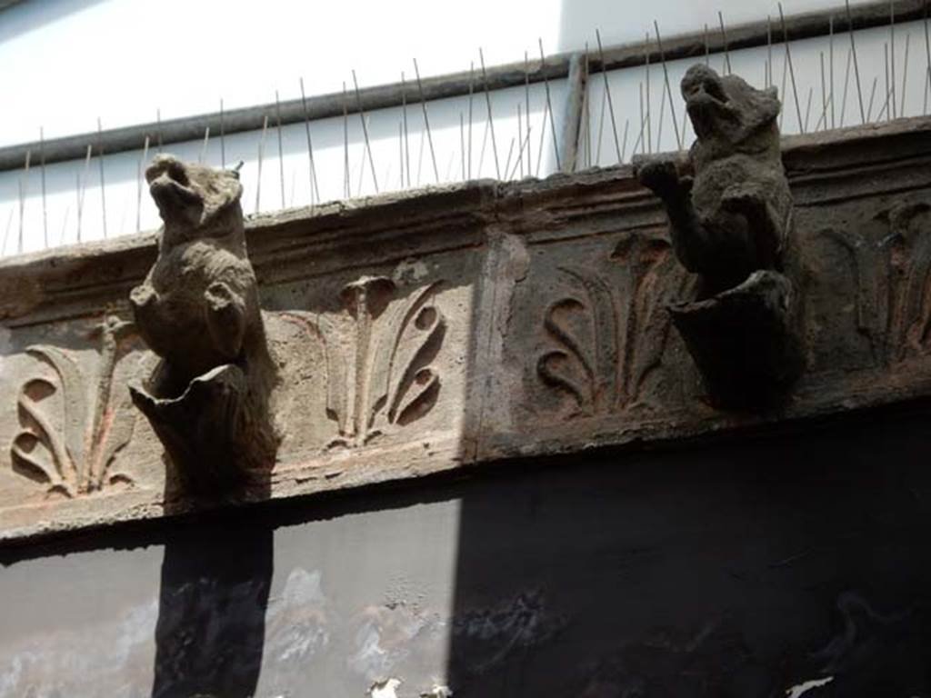 V.1, Herculaneum. May 2018. Detail of terracotta dog’s heads from compluvium in atrium. 
Photo courtesy of Buzz Ferebee. USED.
