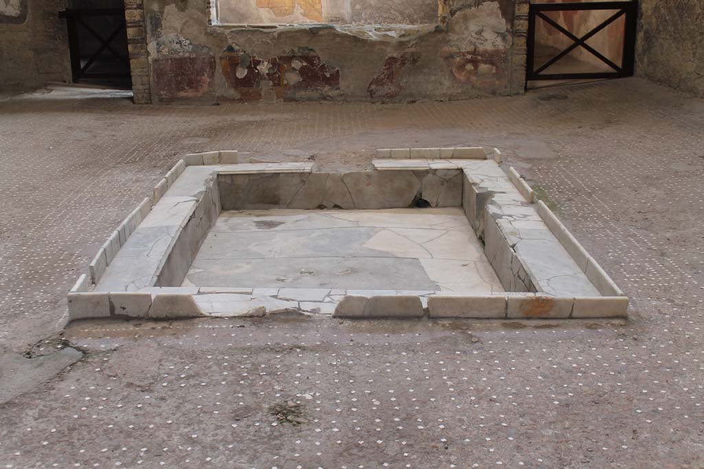 V.1 Herculaneum. March 2014. Looking east across impluvium in atrium.
Foto Annette Haug, ERC Grant 681269 DÉCOR.
