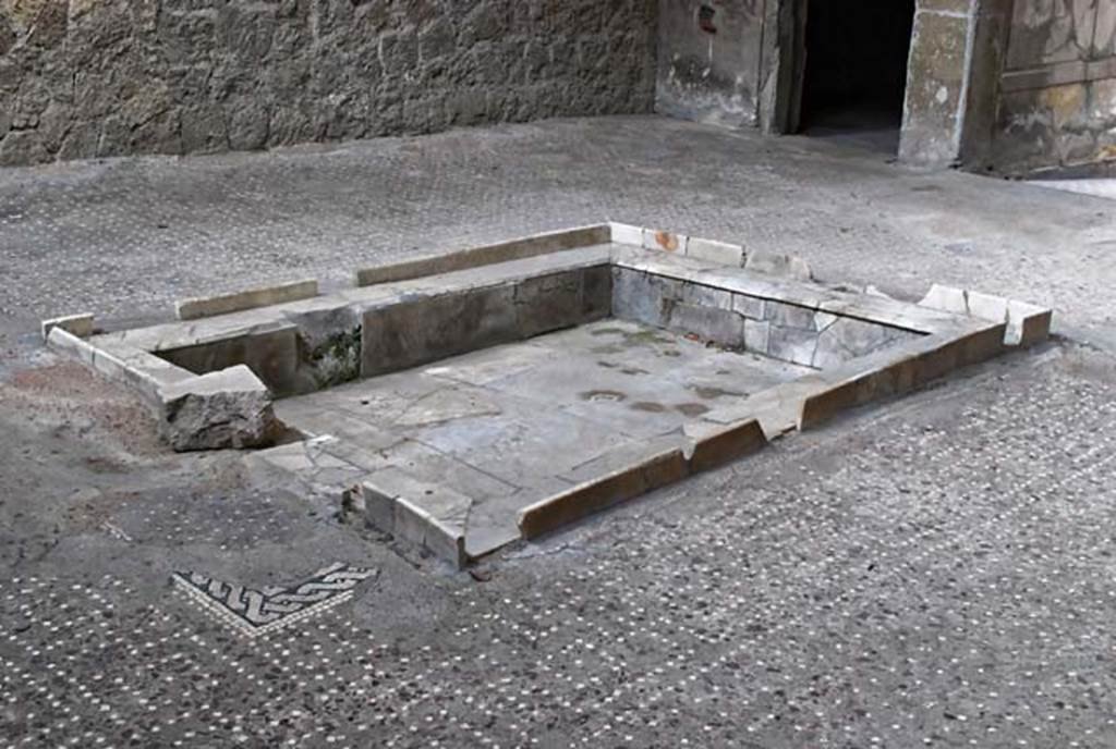 V.1, Herculaneum. November 2008. Looking south-west across impluvium in atrium.
Photo courtesy of Nicolas Monteix.
