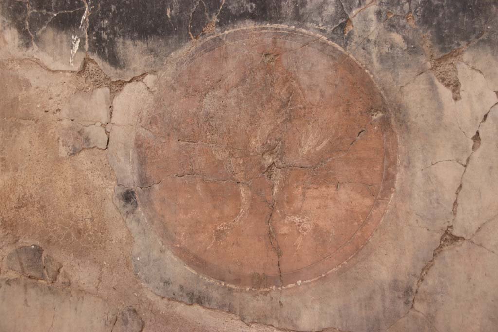 V.1 Herculaneum. September 2017. Painted medallion of hanging birds from east wall of atrium, on south side of window to room 6.
Photo courtesy of Klaus Heese.
