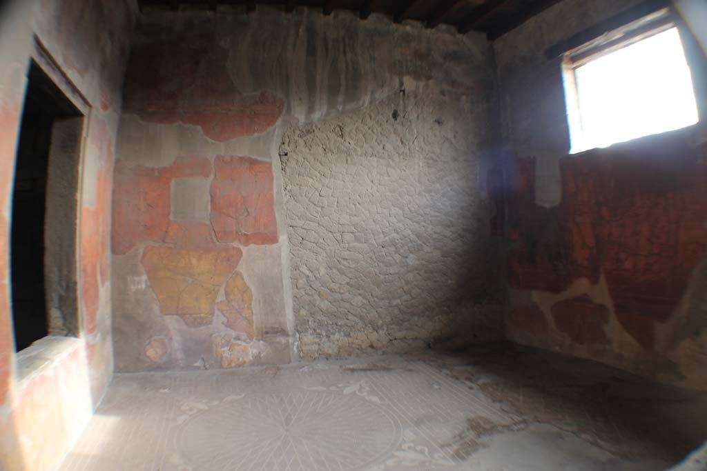 V.1, Herculaneum. March 2014. Looking through window from atrium towards east wall, and south wall with window, on right.
Foto Annette Haug, ERC Grant 681269 DÉCOR.
