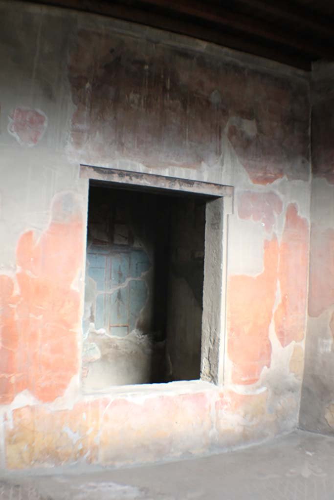 V.1 Herculaneum. March 2014. Room 6, north wall with window into room 7.
Foto Annette Haug, ERC Grant 681269 DÉCOR.
