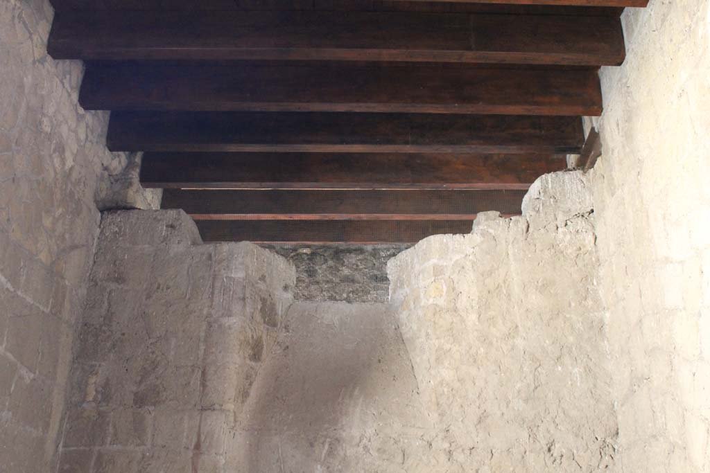 V.1 Herculaneum. March 2014. Room 2, detail of window in upper north wall.
Foto Annette Haug, ERC Grant 681269 DÉCOR.
