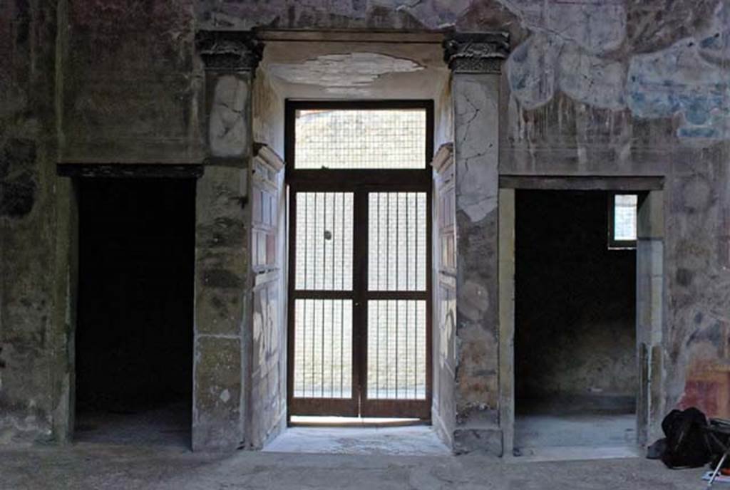 V.1, Herculaneum, November 2008. Looking towards west wall in atrium. Photo courtesy of Nicolas Monteix.