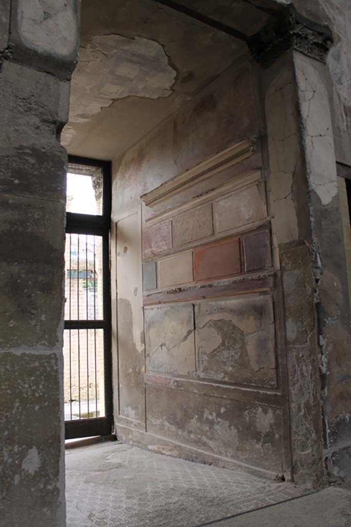 V.1 Herculaneum. March 2014. Looking north-west from atrium towards north wall of entrance corridor. 
Foto Annette Haug, ERC Grant 681269 DÉCOR
