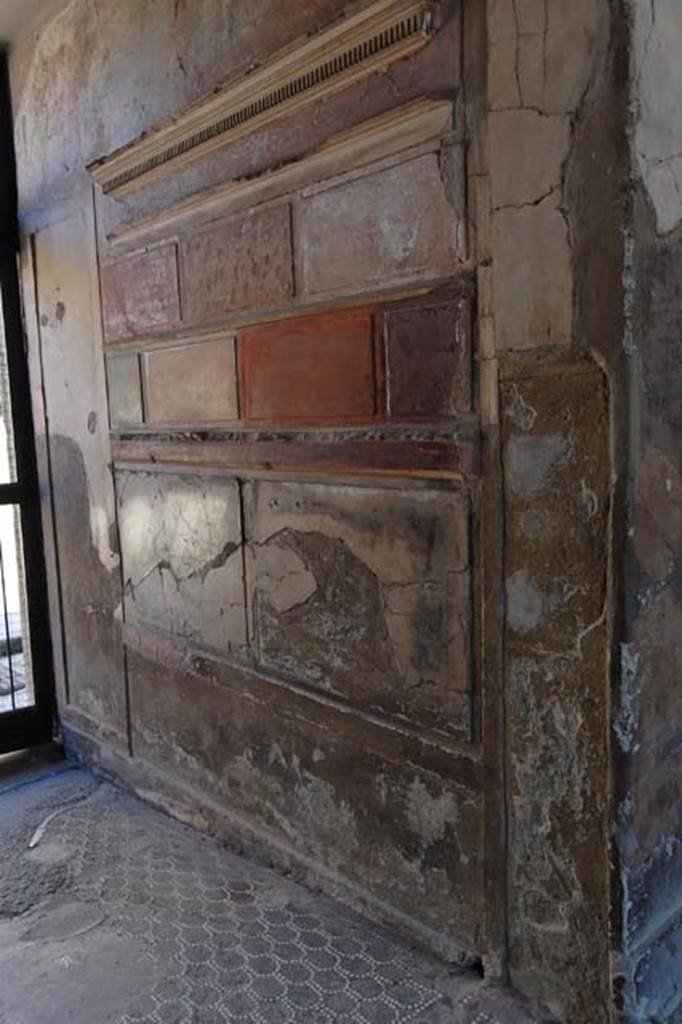 V.1 Herculaneum. May 2011. Looking west along north wall of entrance corridor from atrium. 
Photo courtesy of Nicolas Monteix. 

