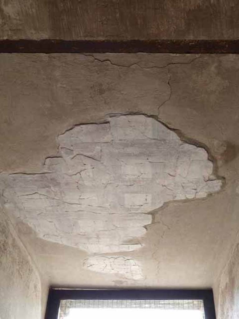 V.1 Herculaneum. May 2010. Entrance corridor ceiling, looking west from atrium. 