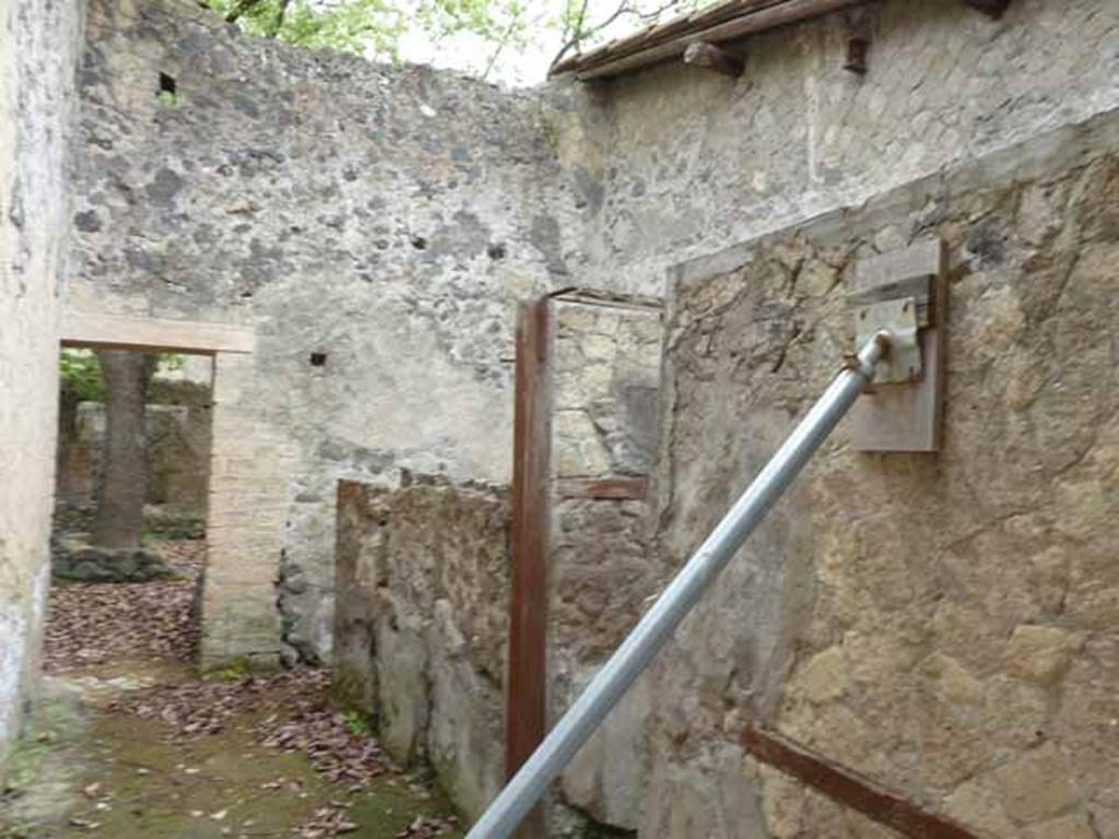 V. 4. Herculaneum. May 2010. Looking towards south side of entrance corridor.
The nearest doorway on the south side would have led into a latrine, the second doorway would probably have led into a small storeroom/cupboard.
