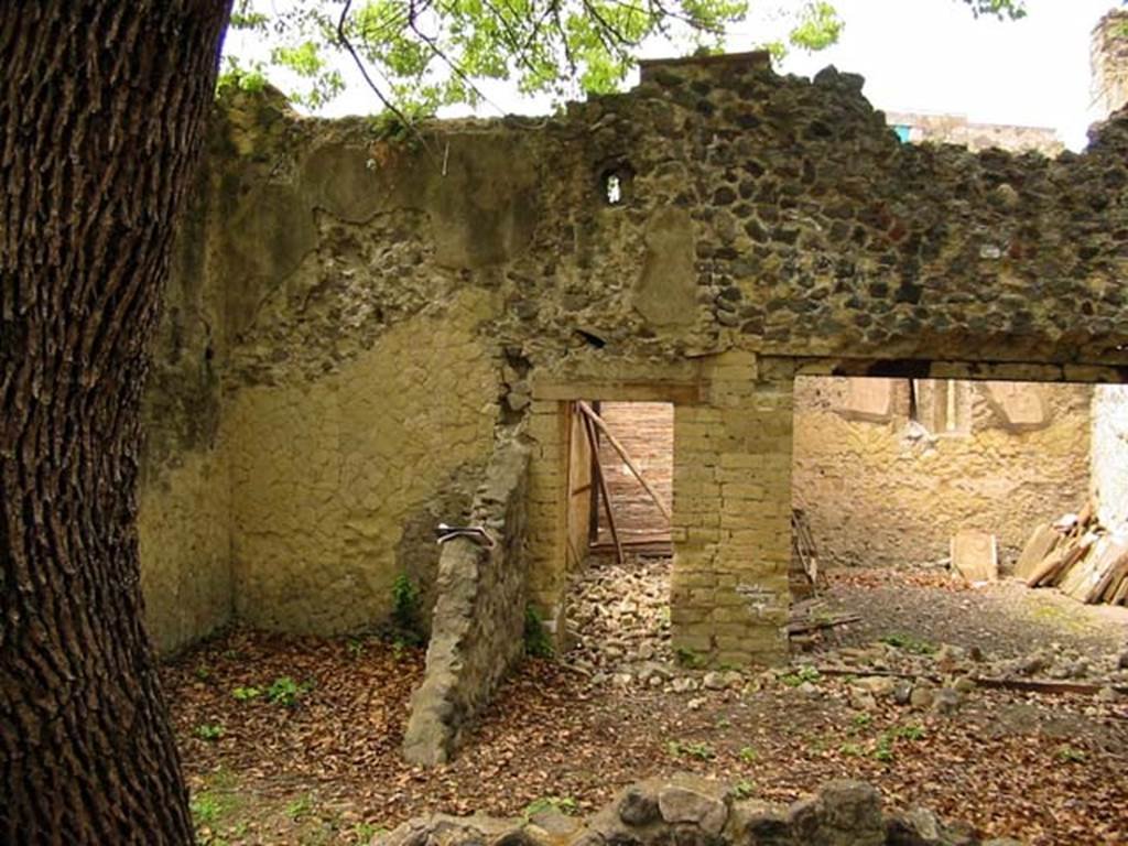 V.4, Herculaneum, May 2003, Room E, on left, and Room D, lower right.
Looking west towards doorway to corridor A, in centre, and doorway to room C, on right.
Photo courtesy of Nicolas Monteix.
