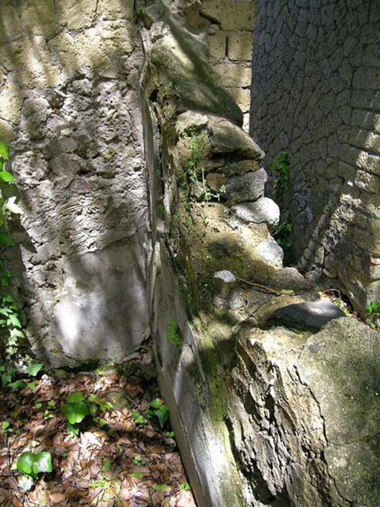 V.4, Herculaneum, May 2004, Room E, north-west corner. Photo courtesy of Nicolas Monteix.
