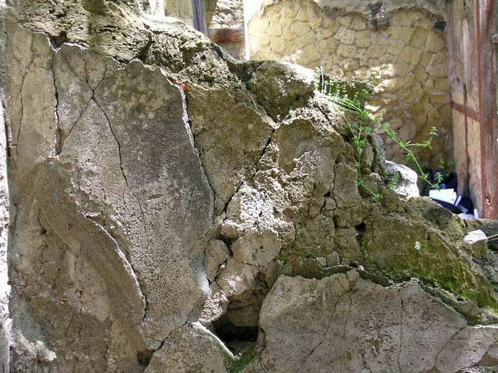 V.4, Herculaneum, May 2004, Room E, detail of north wall in north-west corner. Photo courtesy of Nicolas Monteix.

