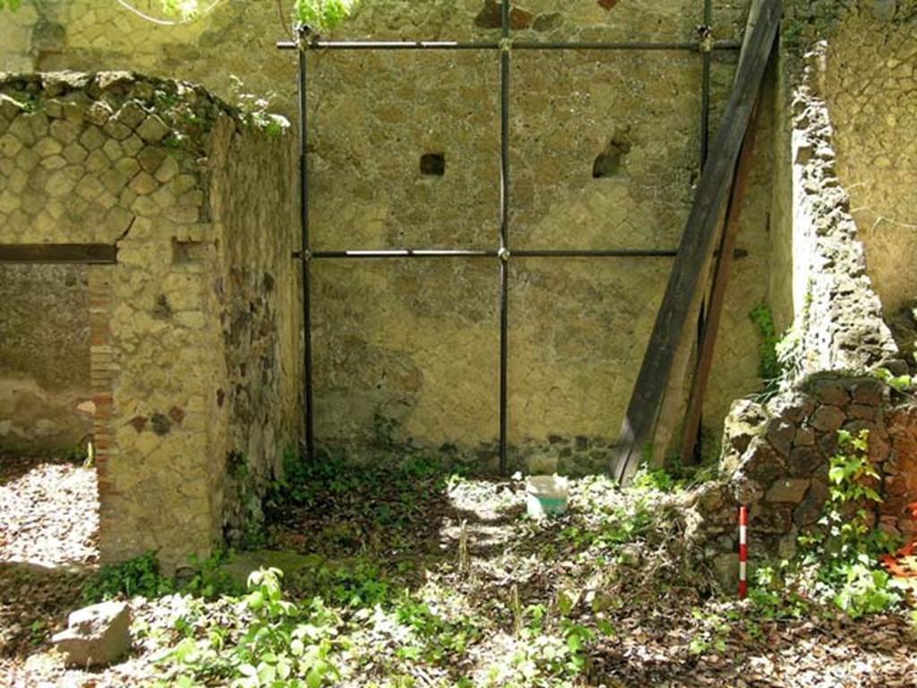 V.4, Herculaneum, May 2004. Room G, looking towards south wall. Photo courtesy of Nicolas Monteix.