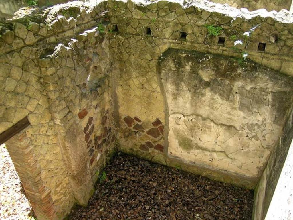 V.4, Herculaneum, May 2004. Room H, looking towards north wall with doorway, and east wall. 
Photo courtesy of Nicolas Monteix.
