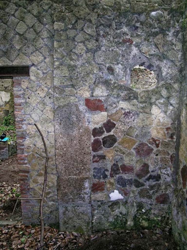 V.4, Herculaneum, May 2005. Room H, looking towards north wall in north-east corner.
Photo courtesy of Nicolas Monteix.
