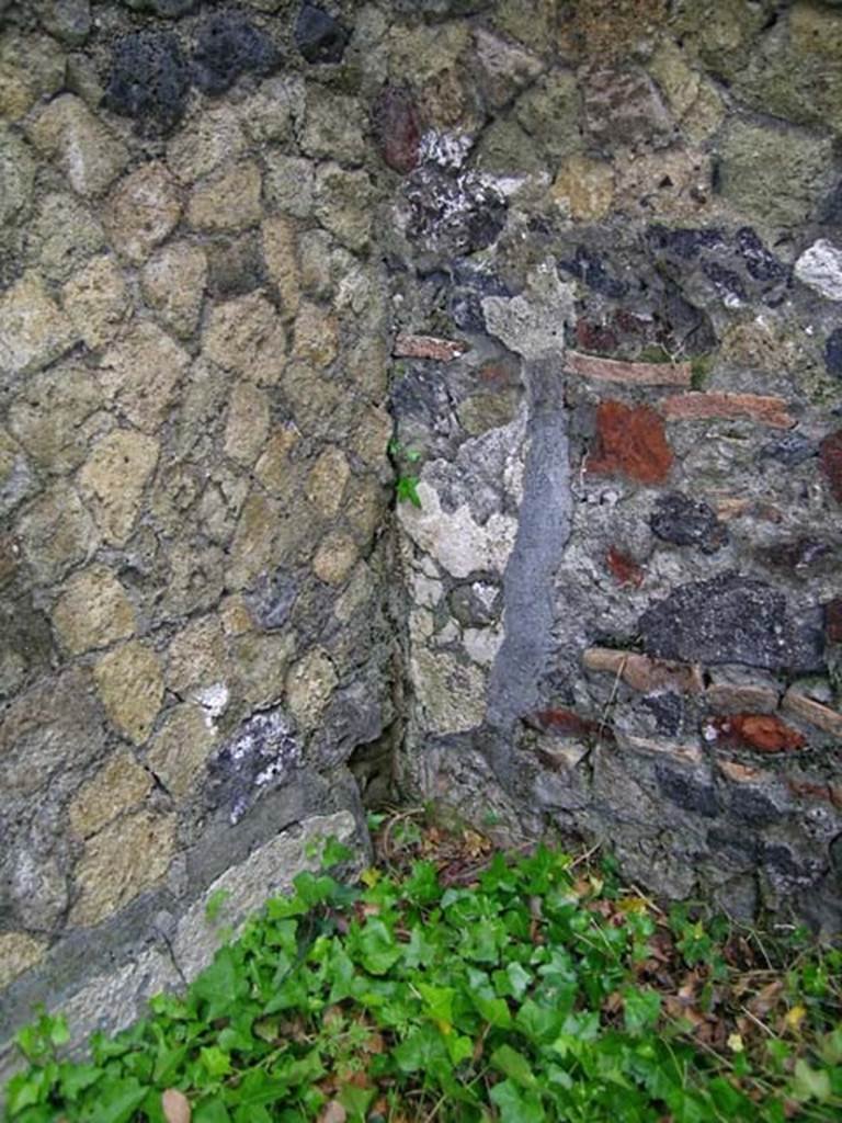 V.4, Herculaneum, May 2005. Room L, north-west corner. Photo courtesy of Nicolas Monteix.

