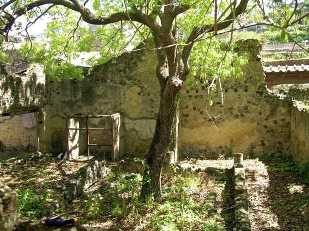 V.4, Herculaneum, May 2004. Garden area M, north wall. Photo courtesy of Nicolas Monteix.