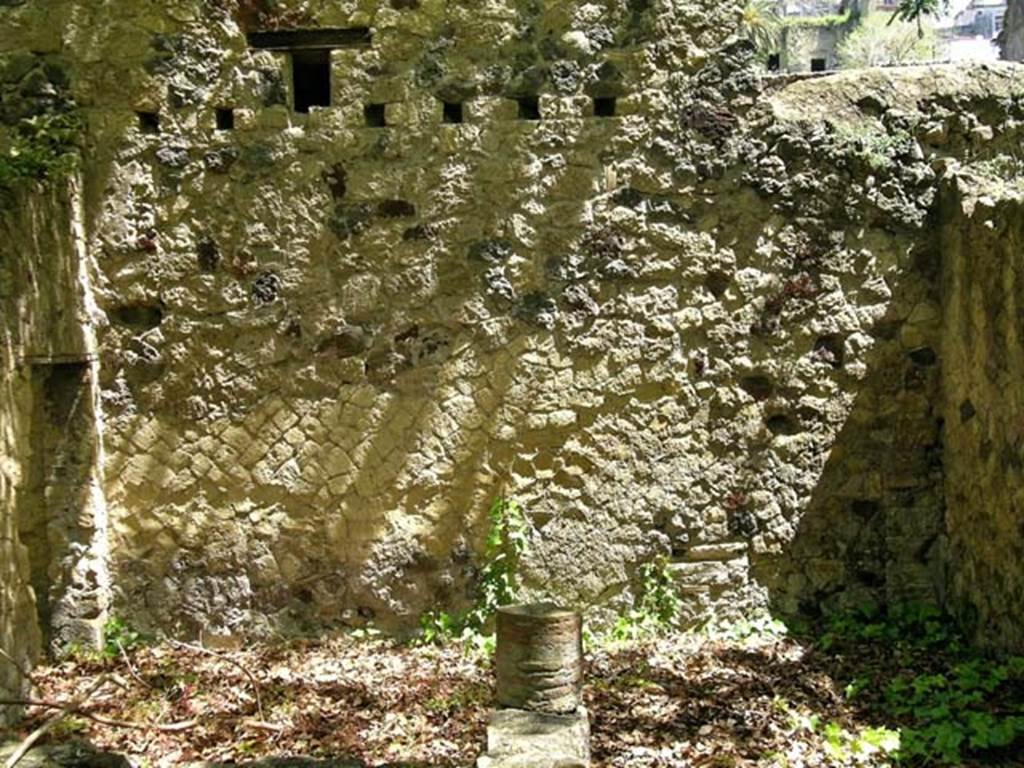 V.4, Herculaneum, May 2004. Garden area M, north-east corner of garden area. Photo courtesy of Nicolas Monteix.