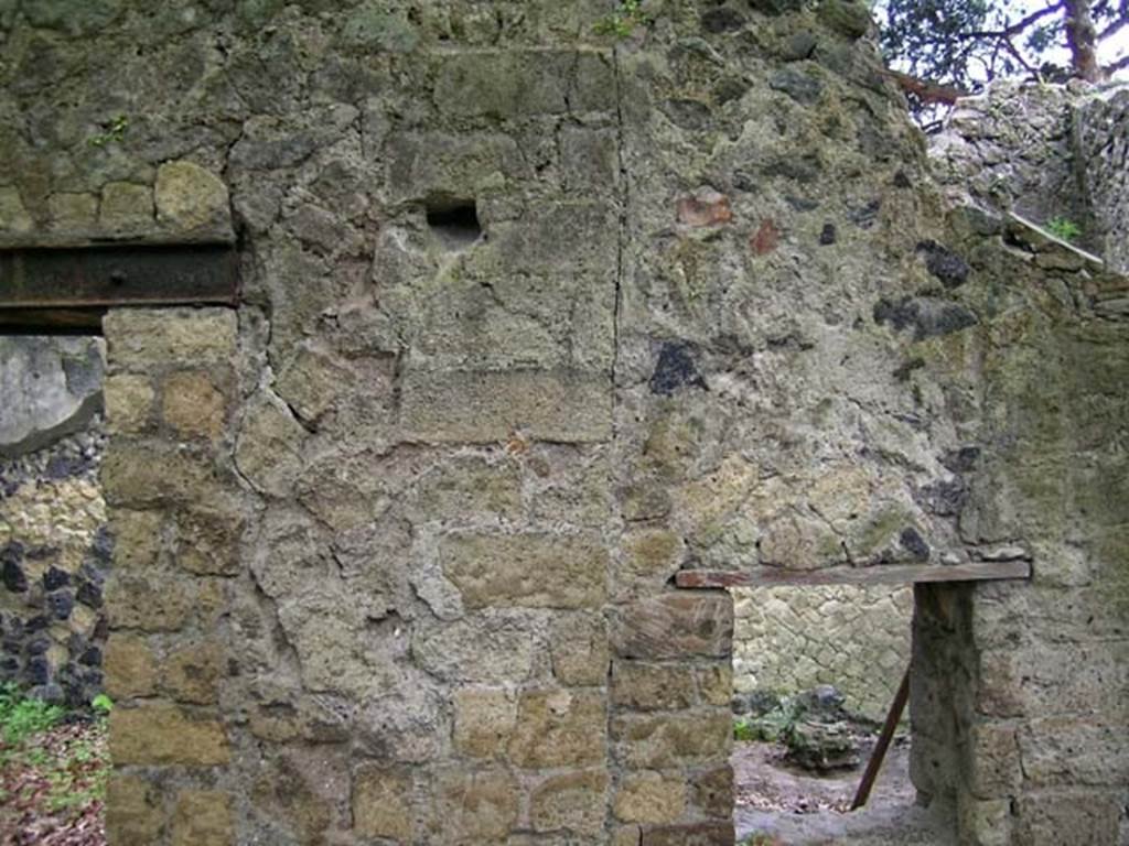 V.4, Herculaneum, May 2005. Garden area M, east wall between doorway to room L, on left, and window to room I, on right. Photo courtesy of Nicolas Monteix.
