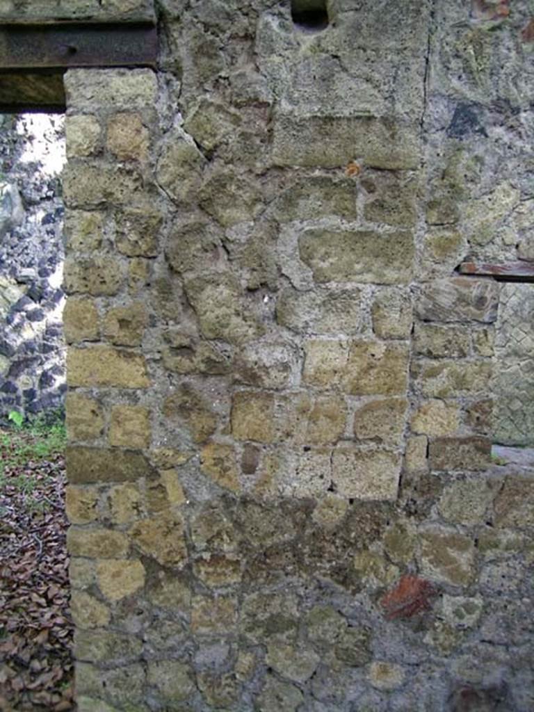 V.4, Herculaneum, May 2005. Garden area M, east wall, detail of wall between room L, and room I. 
Photo courtesy of Nicolas Monteix

