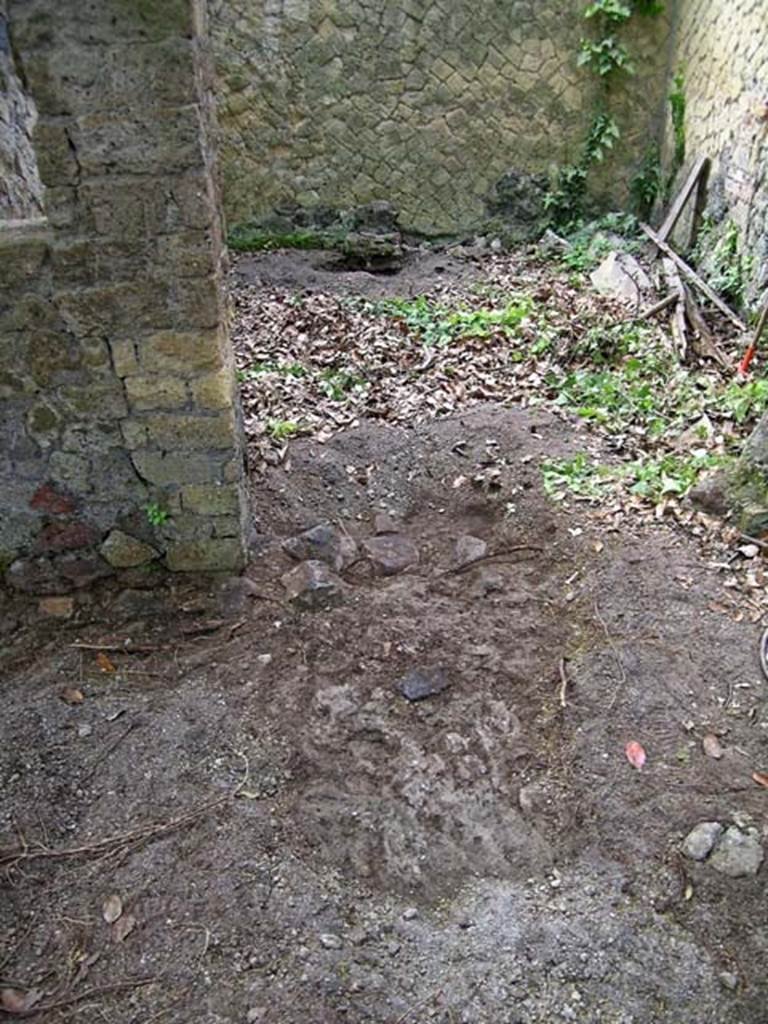 V.4, Herculaneum, May 2005. Garden area M, looking east towards doorway to room I, and detail of east side of courtyard.
Photo courtesy of Nicolas Monteix.


