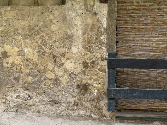 V.4, Herculaneum, May 2005. Exterior façade on north side of doorway, on east side of Cardo IV. 
Photo courtesy of Nicolas Monteix.
