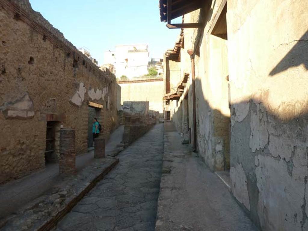 Cardo IV Superiore, Herculaneum, September 2015. Looking north, V.5 is on the right.