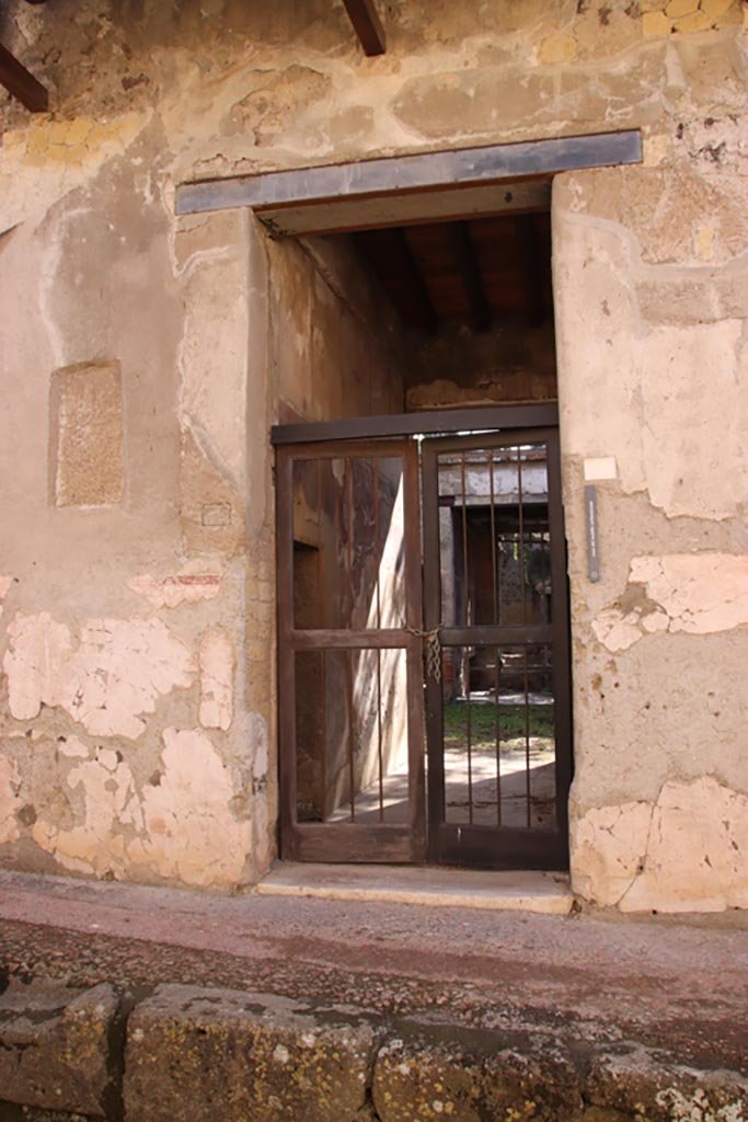V.5 Herculaneum, October 2022. Entrance doorway. Photo courtesy of Klaus Heese.