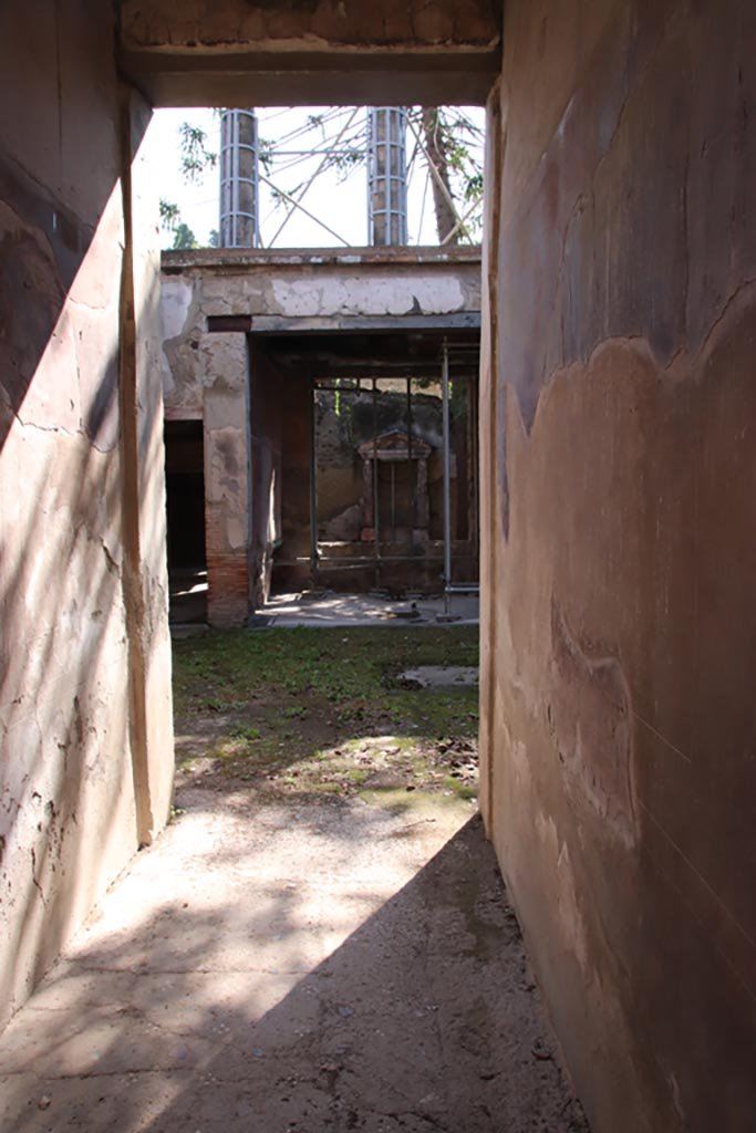 V.5 Herculaneum. August 2013. North side of entrance doorway. Photo courtesy of Buzz Ferebee.